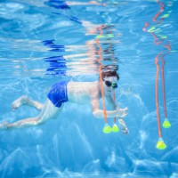 Саша (6 лет) - проплывает под обручами, под водой. Умничка!